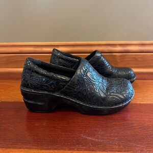BOC Born Peggy Clogs Black Tooled Leather Floral, Nurse, Size 8 Wide